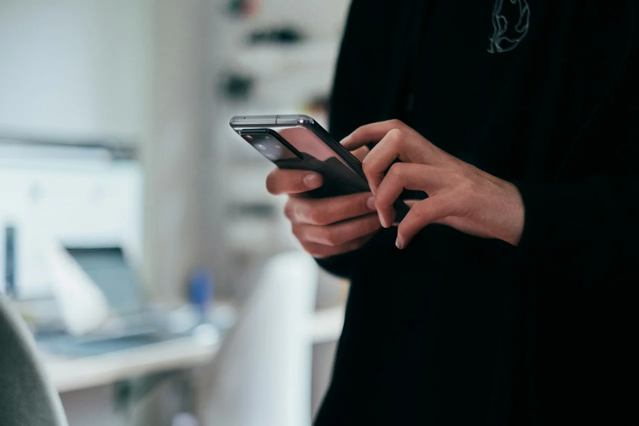 スマートフォンを操作する様子